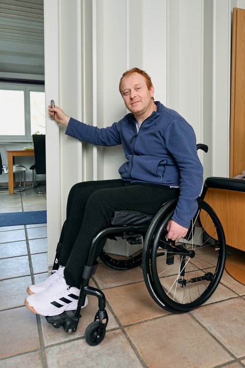 Un utilisateur de fauteuil roulant montre une séparation de pièce pratique