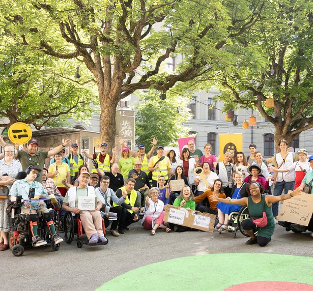 Persone con e senza disabilità durante la consegna del manifesto