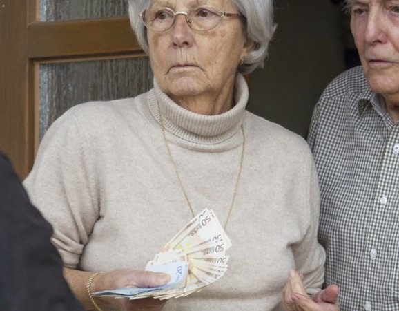 Un ancien couple donne de l'argent à une personne douteuse.