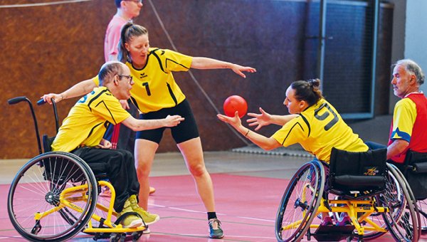 Des sportifs en situation de handicap lors d’un jeu de balle