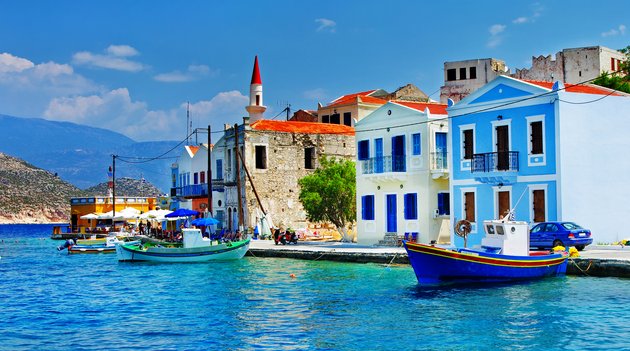 Boote und Häuser am Meer in Griechenland