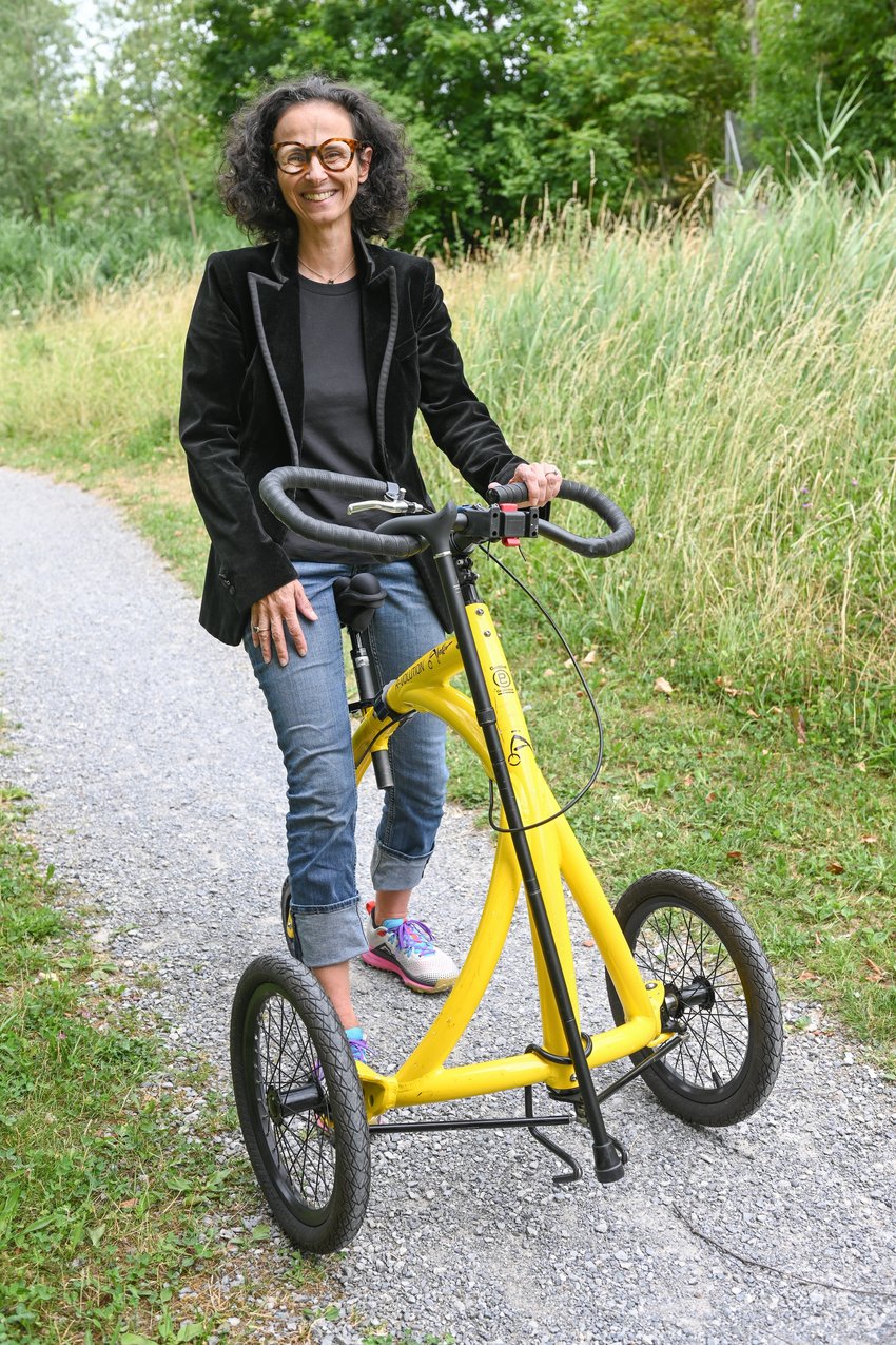 Caro Baier mit Ihrem gelben Alinker auf einem Kiesweg