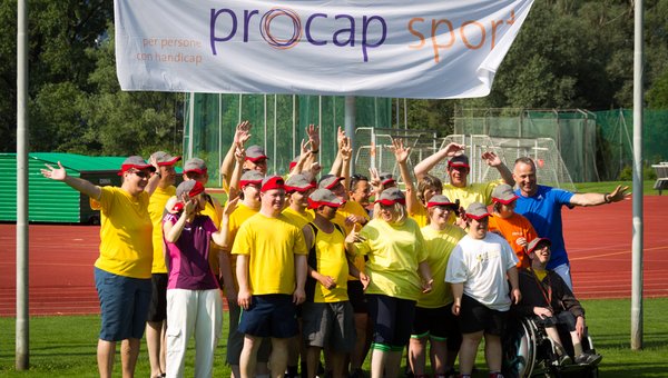 Menschengruppe auf Sportplatz