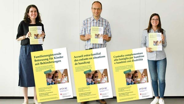 3 collaborateurs à la présentation des affices et prospectus du rapport concernant les garderies.