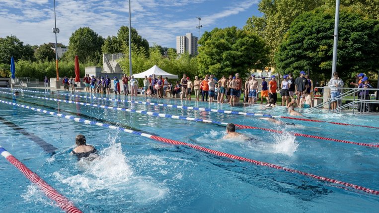Teilnehmer beim Schwimmwettbewerb