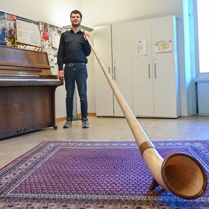 George Marti in seinem Musikzimmer mit Alphorn und Klavier