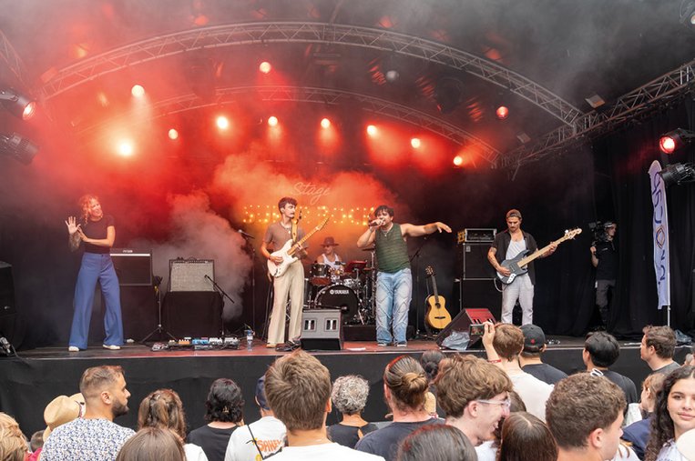 Le public nombreux apprécie le concert.