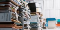 Gestapelte Akten und Ordner auf einem Tisch