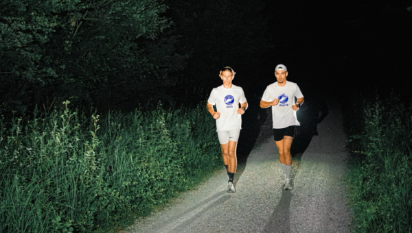 2 joggeurs dans l'obscurité avec lampe frontale