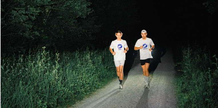 2 joggeurs dans l'obscurité avec lampe frontale