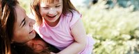 Mutter mit Kind am spielen