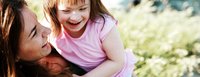 Mutter mit Kind am spielen