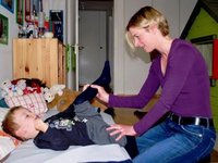 Mutter pflegt ihren Sohn