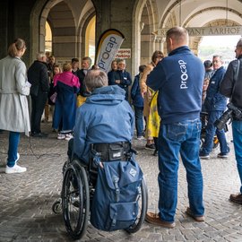 Menschen mit und ohne Rollstuhl besammeln sich