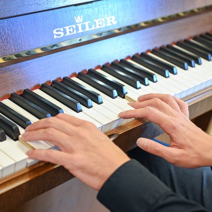 Die Finger von George Marti tanzen über die Klaviertasten