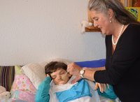 Kind mit einer schweren Behinderung mit seiner Grossmutter