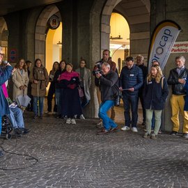 Die Leiterin von Procap Reisen und Sport begrüsst Gäste mit und ohne Rollstuhl