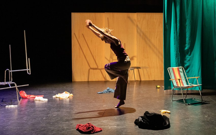 Un artista danza sul palco