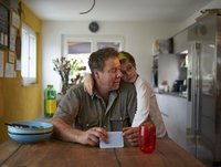 Hanna legt den Kopf auf die Schulter ihres Vaters.