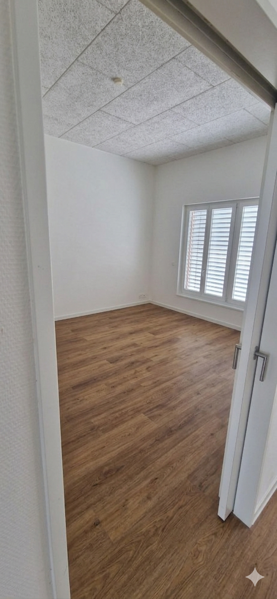 Grosse 4.5 Zimmer Wohnung im Grünen mit grosser Terrasse und nahe an Zürich / 2x Parkplätze inkl..