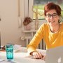 Eine Beraterin zeigt einer jungen Klientin etwas auf dem Computer