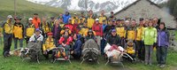 Une groupe de randonneurs avec des fauteuils tracking dans les montagnes.