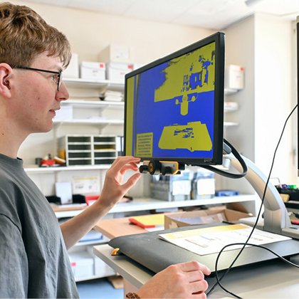 Jonas Vögeli passt das Bild seines Monitor präzise an seine Bedürfnisse an