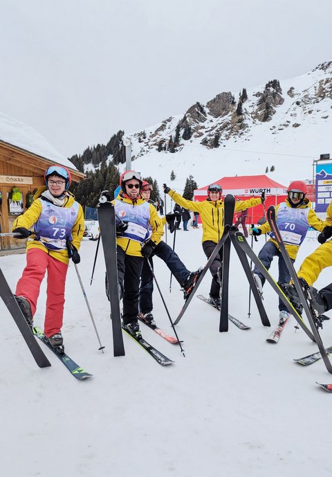 Un groupe de skieurs