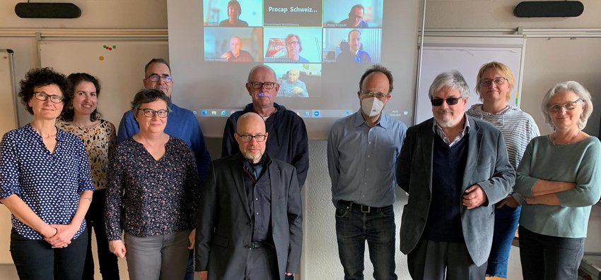 Tous les membres de la Commission de politique sociale dans une salle de réunion