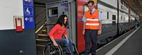 Eine Frau im Rollstuhl kann selbstständig den SBB-Zug verlassen