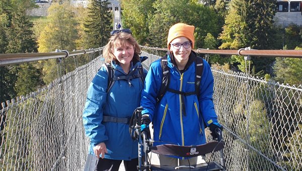 Sebastian mit seiner Mutter auf einer Hängebrücke