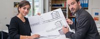 Zwei Bauberater:Innen bei der Arbeit
