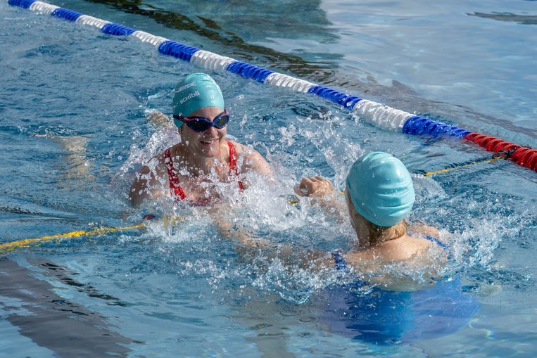 Zwei Teilnehmerinnen beim Schwimmen