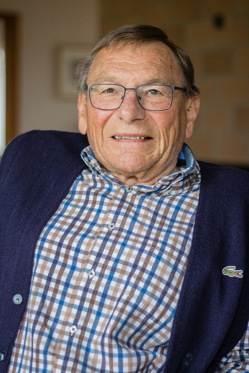 Michel Bogdanski, sitzend und lächelnd