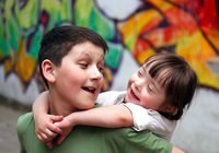 Mädchen und Junge lachen sich an