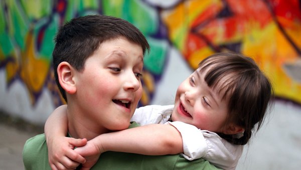 Mädchen und Junge lachen sich an