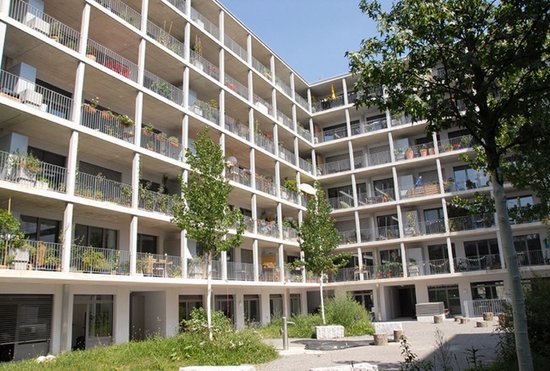 Grosszügige, barrierefreie 2.5 Zimmer-Wohnung mit Balkon im Kreis 5
