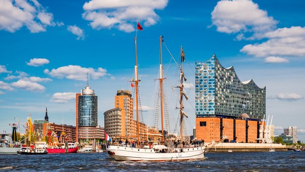 Eine moderne Stadt am Meer