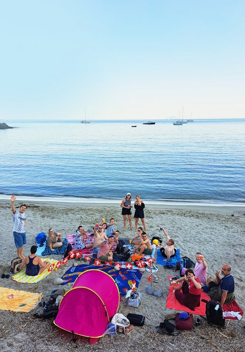 Un groupe de vacanciers fait la fête sur une plage de l'île d'Elbe
