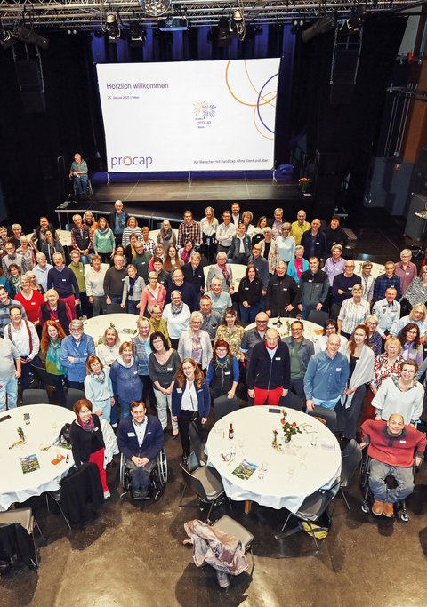 Une foule nombreuse de personnes handicapées et non handicapées lors de la célébration du 30e anniversaire