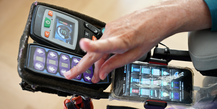 Commande des équipements d'aide dans l'appartement via un téléphone portable et des appareils supplémentaires directement depuis la commande du fauteuil roulant