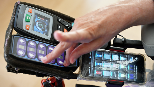Commande des équipements d'aide dans l'appartement via un téléphone portable et des appareils supplémentaires directement depuis la commande du fauteuil roulant
