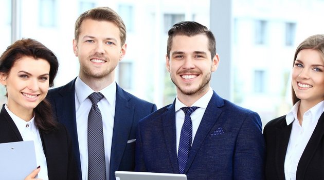 Une groupe de laborateurs contents.