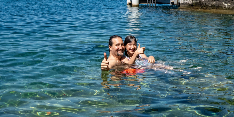 Christian e sua figlia Lena fanno il bagno nel Lago Lemano