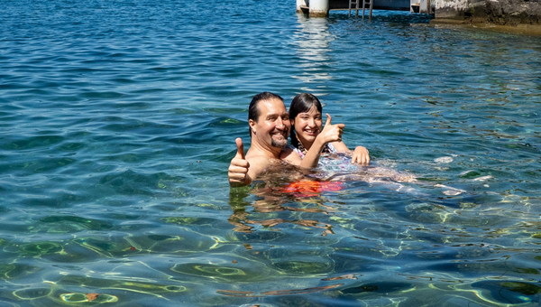 Christian e sua figlia Lena fanno il bagno nel Lago Lemano
