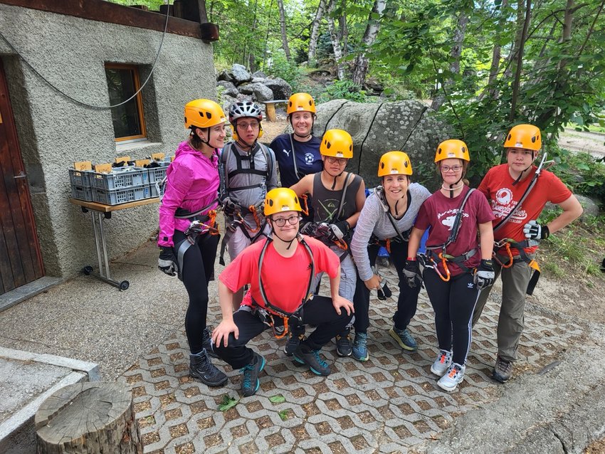 aktive Gruppe mit Jugendlichen mit Reiseleitung