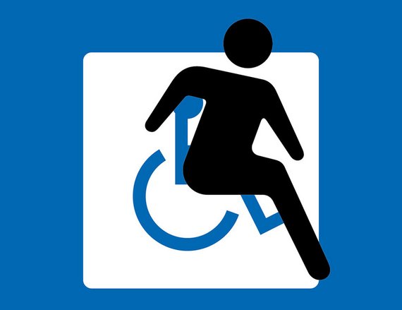 Piktogramm eines Menschen im Rollstuhl. Davor ist eine schwarze Figur gezeichnet. Es sieht so aus, als wolle sie sich auf den Menschen im Rollstuhl setzen.