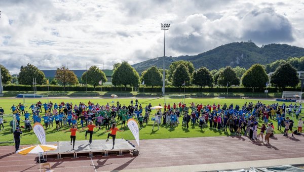 Alle Teilnehmer beim Einturnen auf dem Sportplatz