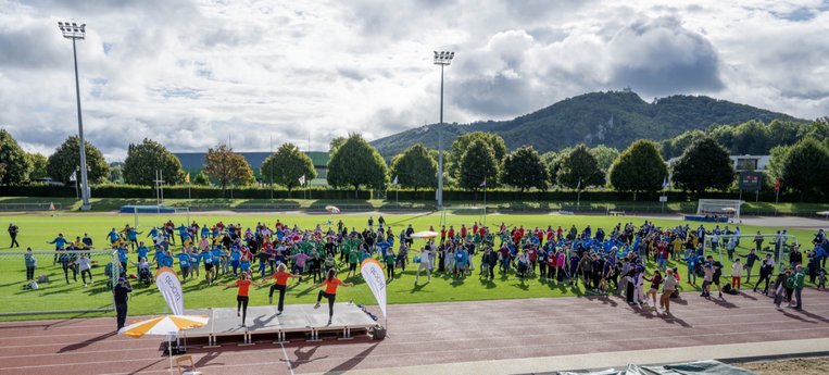 Alle Teilnehmer beim Einturnen auf dem Sportplatz