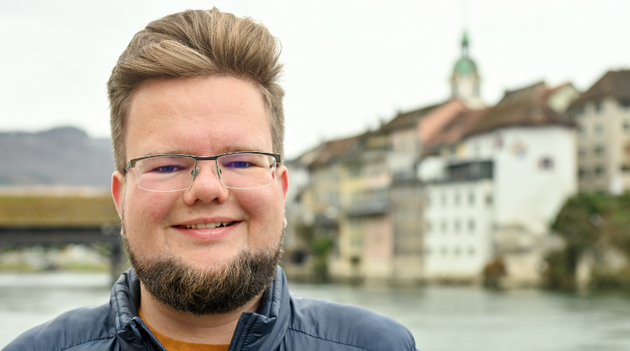 Portrait de Basil, avec Olten et le pont en bois sur l'Aar en arrière-plan